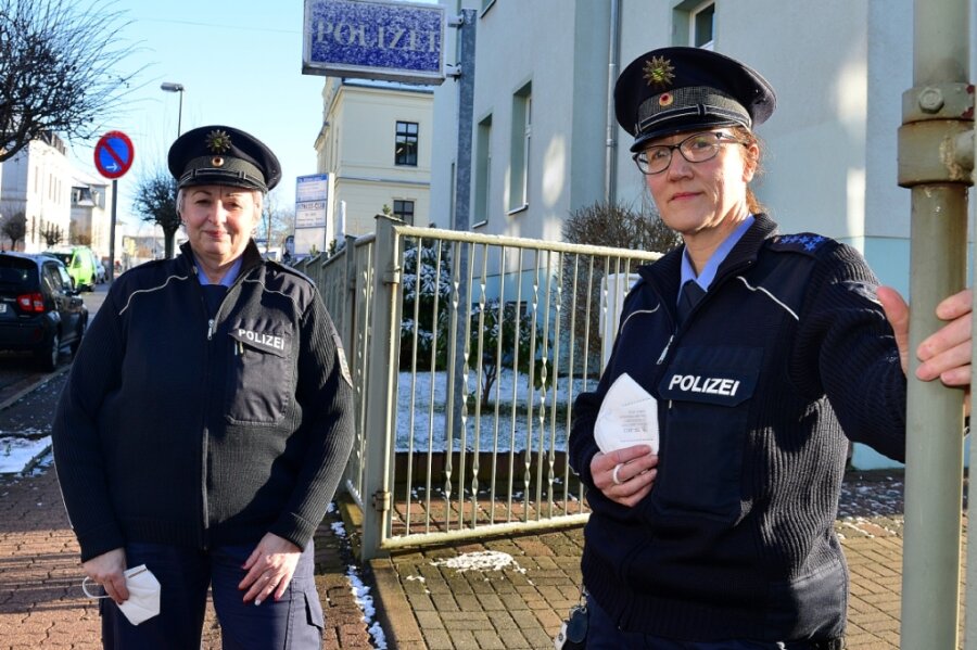 Polizeihauptmeisterin Katrin Michel (links) ist seit 1994 bei der Polizei und in der Prävention tätig. Polizeihauptmeisterin Peggy Schröder-Bischoff ist seit 1991 im Dienst, jetzt als Bürgerpolizistin hier in Frankenberg. 