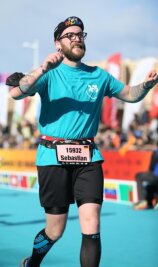 "Die Stimmung war gigantisch" - Überglücklich im Ziel: Sebastian Scheibner hat in Valencia seinen allersten Marathon bestritten. 
