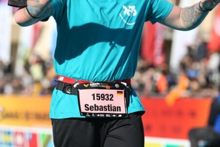 "Die Stimmung war gigantisch" - Überglücklich im Ziel: Sebastian Scheibner hat in Valencia seinen allersten Marathon bestritten. 