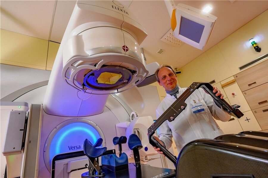 Die Strahlentherapie ist schonender geworden - Modernste punktgenaue Bestrahlung im Klinikum Chemnitz. Der Bügel in den Händen von Chefarzt Dr. Gunther Klautke weist den Strahlen millimetergenau den Weg zum Bestrahlungsfeld des Patienten. 