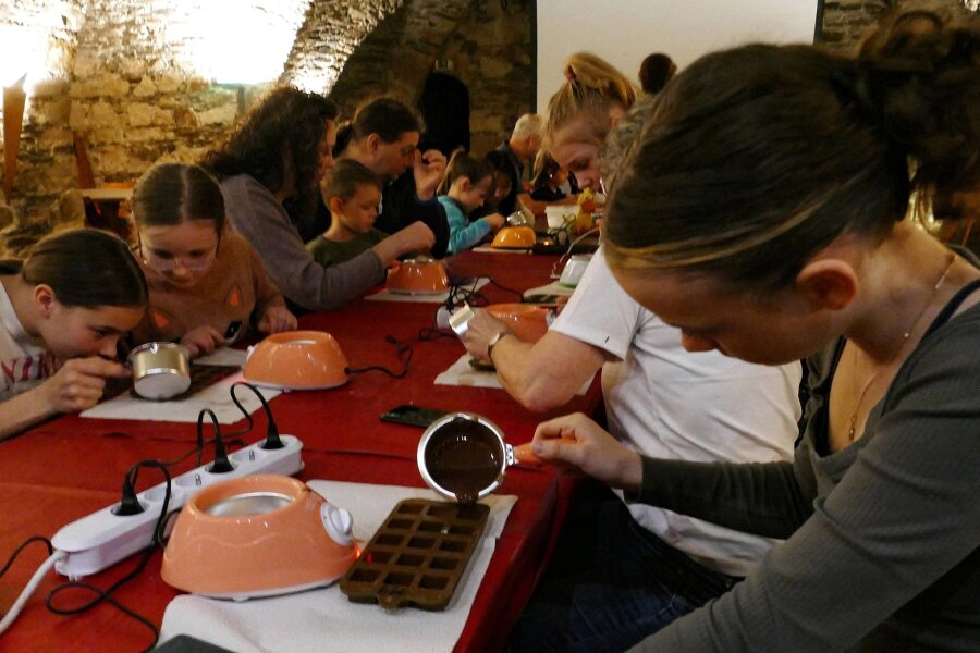 Die süße Seite von Schloss Augustusburg - Nachdem alle Zutaten gemischt und erhitzt waren, wurde die Schokolade in Formen gegossen.