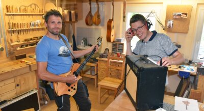 Die Supergitarre aus Oelsnitz - Roy Fankhänel (links) aus Oelsnitz und Tim Walter aus Burgstädt haben die Gitarrenmanufaktur Odem gegründet. Mit dem neuen Teil wird schon mal in der Werkstatt abgerockt. 