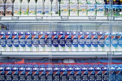 Die "True Price"-Methode: Was Lebensmittel eigentlich kosten müssten - Herkömmliche Milch müsste 122 Prozent und in Bio-Qualität 69 Prozent mehr kosten.