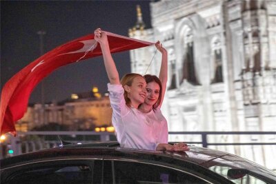 Die Türkei befindet sich im Wandel - Oppositionsanhänger feierten ihren Erfolg bis zum frühen Montagmorgen ausgelassen. Sowohl in Istanbul als auch in Ankara fuhren Autokorsoshupend durch die Stadt. Foto: Tolga Ildun/imago