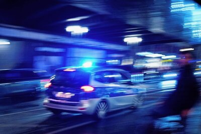 Die Verfolgungsjagd des Opelfahrers - Wie auf diesem Symbolbild verfolgte ein Polizeiauto das Fahrzeug des Angeklagten, nachdem er sich einer Verkehrskontrolle entzogen hatte. Der Fahrer fuhr in unbekannter Richtung davon.