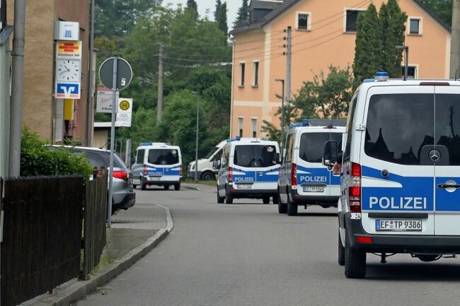 Anfang Juni vergangenen Jahres hatten Einsatzkräfte der Polizei Objekte unter anderem im Limbach-Oberfrohnaer Ortsteil Bräunsdorf durchsucht.