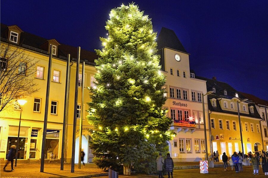 Die Vermessung der Weihnachtswelt: Wer hat den größten Baum? - Der Weihnachtsbaum auf dem Markt in Frankenberg ist nach Angaben der Stadtverwaltung etwa 18 Meter hoch. 