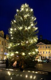 Die Vermessung der Weihnachtswelt - Platz 3 im Landkreis: Die Blautanne in Hainichen wurde Ende November aufgestellt und ist 13,57 Meter hoch.