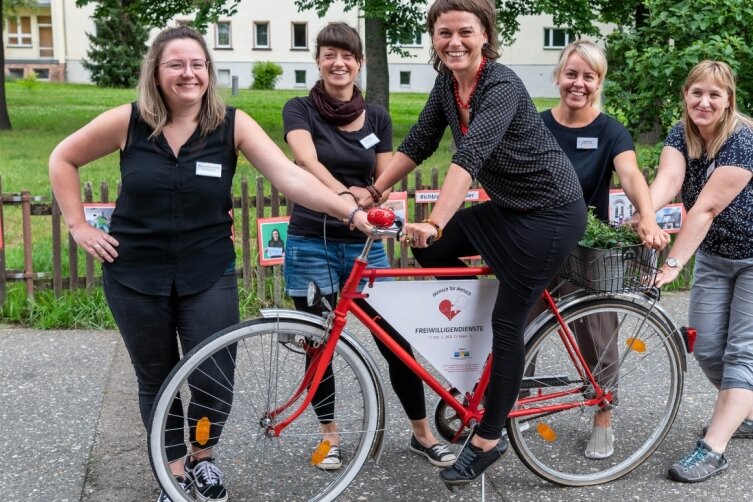 Die Vermittlerinnen für Suchende - Rebecca Reinhardt (von links), Bianca Mai, Melanie Wallukat-Samtleben, Claudia Lau und Anja Nitzsche-Frühauf vermitteln von Rochlitz aus Freiwillige an Einrichtungen in ganz Sachsen.