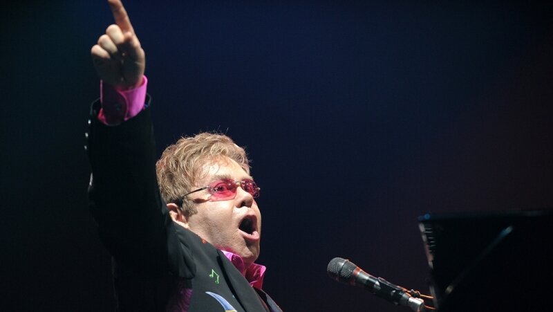 Die versteckte Krankheit - Macht kein Geheimnis um seine Epilepsieerkrankung: Popstar Elton John, hier bei seinem Auftritt 2009 in Dresden.