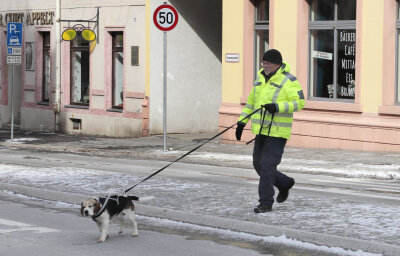 Die verzweifelte Suche nach einem Zwölfjährigen - Mit einem Spürhund wurde am Sonntag im Bereich der Georg-Weerth-Oberschule, Uhlandstraße und Fürstenstraße gesucht.