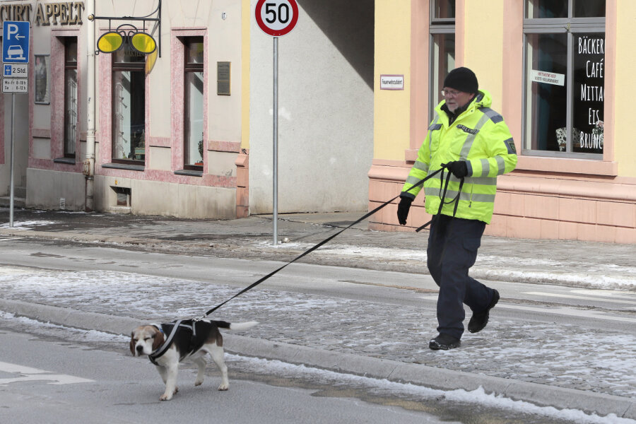 Die verzweifelte Suche nach einem Zwölfjährigen - Mit einem Spürhund wurde am Sonntag im Bereich der Georg-Weerth-Oberschule, Uhlandstraße und Fürstenstraße gesucht.