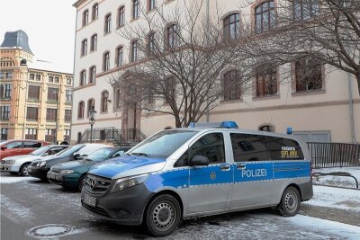 Die verzweifelte Suche nach einem Zwölfjährigen - Die Polizei suchte auch in Nähe der Oberschule auf dem Sonnenberg, wo der Junge am Freitagnachmittag nach dem Unterricht zum letzten Mal gesehen wurde, nach Hinweisen.