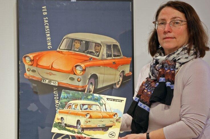 Museumschefin Marina Palm mit einer der bekanntesten Arbeiten von Georg Schindler. Er hat den Trabant-Schriftzug entworfen.