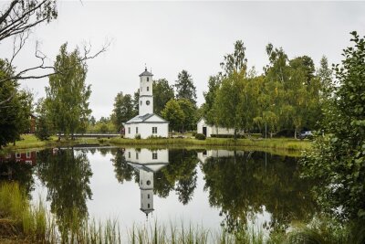 Die weißen Häuser von Schweden - Keine Kapelle, sondern ein Feuerwehrhaus - es gehört zur "weißen Fabrik" in Stjärnsund.