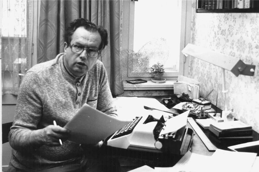 Günter Spranger 1983 als freischaffender Schriftsteller in seinem Arbeitszimmer in Karl-Marx-Stadt. 