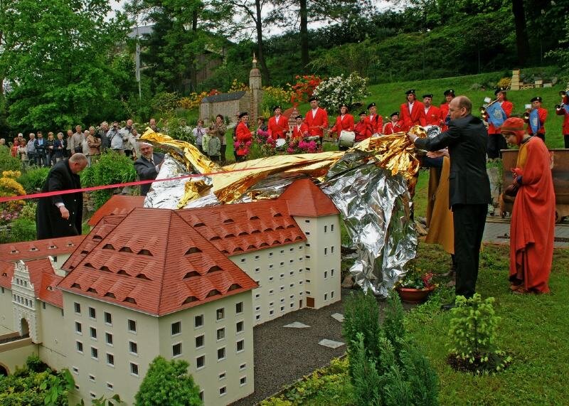 Die Welt der kleinen Häuschen wächst - 
              <p class="artikelinhalt">Der Höhepunkt der Jubiläumsfeier: Das Modell von Schloss Freudenstein im Klein-Erzgebirge Oederan wird vor vielen Zuschauern enthüllt. Das Original steht unweit entfernt in Freiberg.  </p>
            