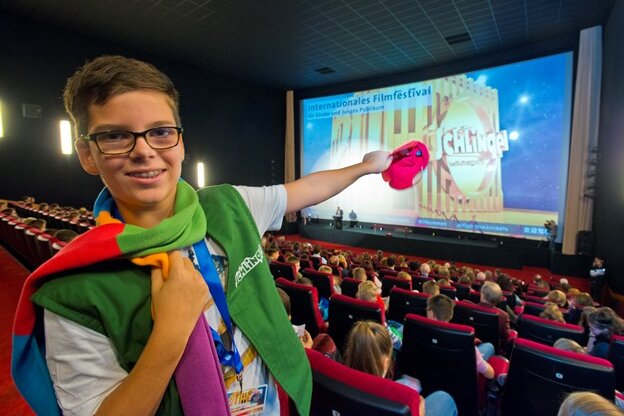 Die Welt für Kinderaugen - Eröffnet wurde das Festival von Sven Leuoth. Der 11-jährige Schüler ist der diesjährige Schlingel und somit das Gesicht der Veranstaltung. Er wird in den kommenden Tagen Besucher empfangen, Filme anmoderieren und die Fragen des Publikums beantworten.