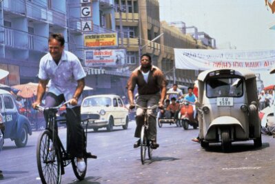 Die wichtigsten Rollen von Robin Williams - Robin Williams (links) als Adrian Cronauer in einer Szene des Films "Good Morning, Vietnam".