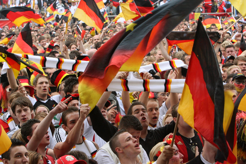 Fußballfans bejubeln die deutsche Nationalmannschaft.