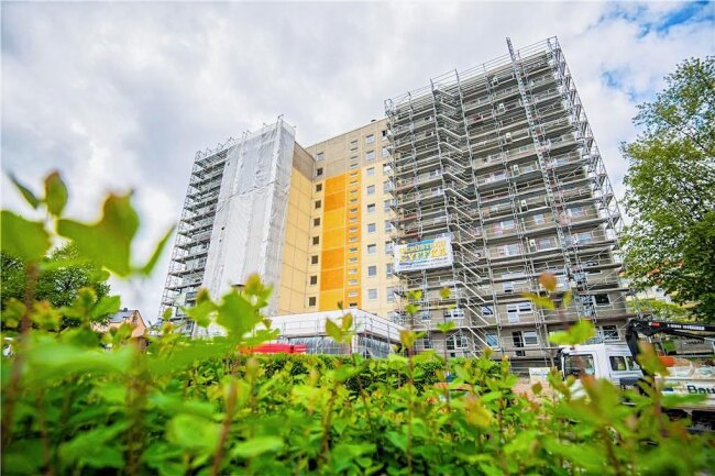 Die Zehn-Millionen-Euro-Straße der Erzgebirgsstadt Thalheim - Eingerüstet: Das Hochhaus Stadtbadstraße 36 in Thalheim. Noch dieses Jahr aber sollen die Bauarbeiter abrücken. 