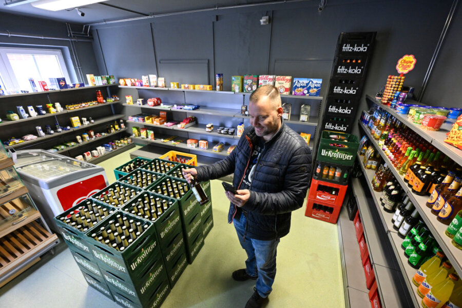 Die Zukunft des Einkaufens? Späti ohne Personal öffnet in Chemnitz - Inhaber Falk Müller im 24/7-Shop an der Fraunhofer Straße. Eingekauft wird mit dem Smartphone.