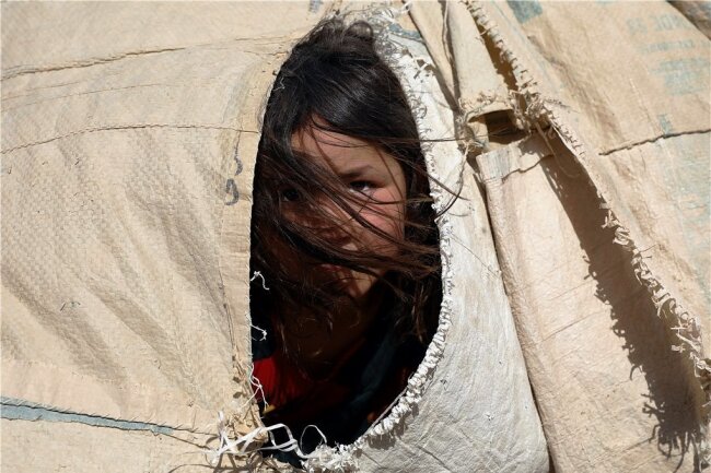 Die Zurückgelassenen von Kabul - Tausende Menschen wie dieses nun in einem Zelt lebende Mädchen sind aus dem Norden Afghanistans geflüchtet - aus Angst vor den Taliban. 