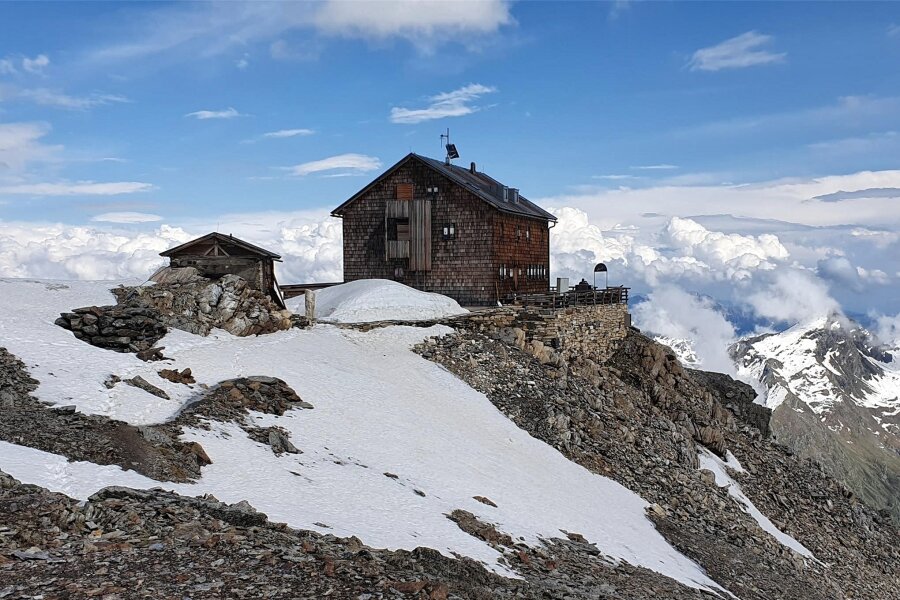 Die Zwickauer Hütte feiert 2024 Jubiläum - Die Zwickauer Hütte liegt auf einer Höhe von 2989 Metern.