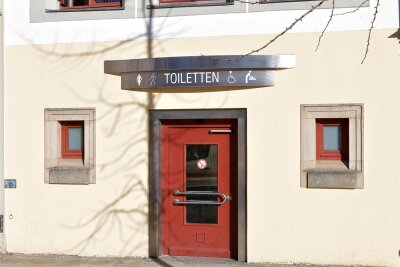 Diebe knacken in Freiberg erneut Kassenautomaten von öffentlicher Toilette - In der öffentlichen Toilette am Obermarkt in Freiberg ist am Sonntagnachmittag ein Bezahlautomat geknackt worden. Kein Einzelfall.