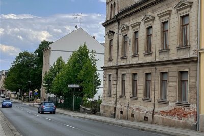 Diebe sägen bei Einbruch in Reichenbach Gasrohr an - Am Sonntag war dieser Bereich der Bahnhofstraße abgeriegelt. Grund dafür war ausströmendes Gas in dem unsanierten Haus.