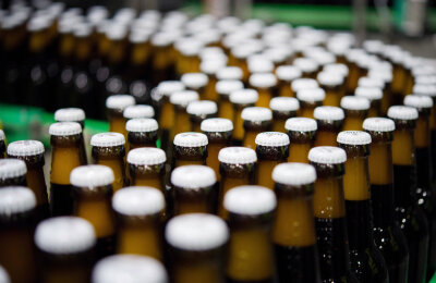 Diebe stehlen Bier aus Supermarkt - 