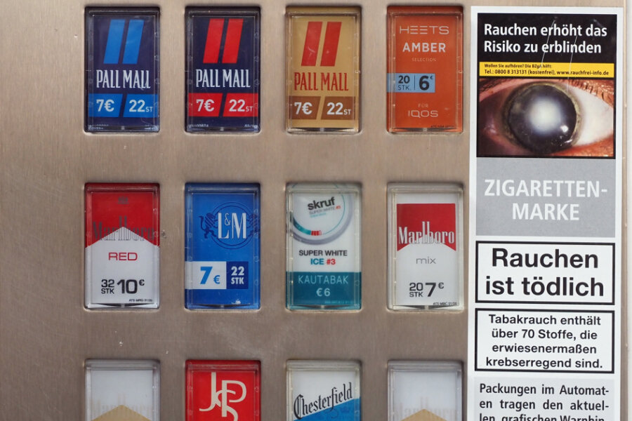 Diebe stehlen ganzen Zigarettenautomaten - Statt einzelner Schachteln ließen Unbekannte in Oberschöna gleich den ganzen Zigarettenautomaten mitgehen (Symbolbild).