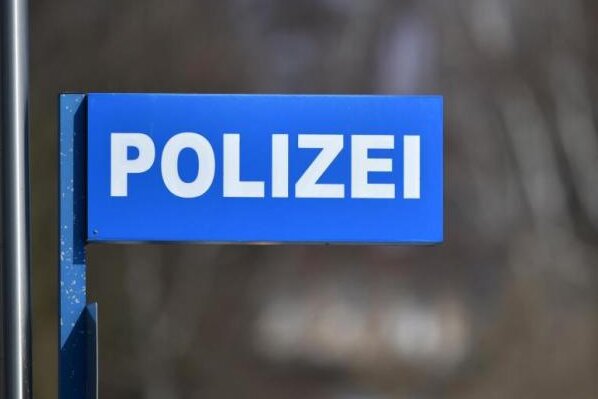 Diebe stehlen Hebebühne aus Werkstatt - Eine Hebebühne und ein Pkw-Anhänger - diese Beute machten unbekannte Täter an der Dorotheenstraße in Zwickau.