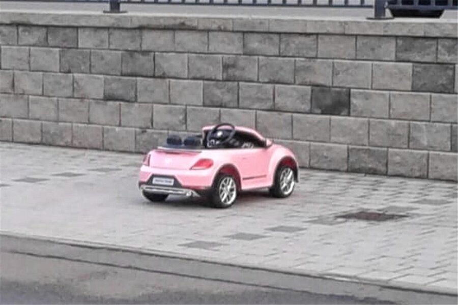 Diebe stehlen in Langenhessen rosafarbenes Mini-Auto - Wer weiß, wo dieses Mini-Auto abgeblieben ist?