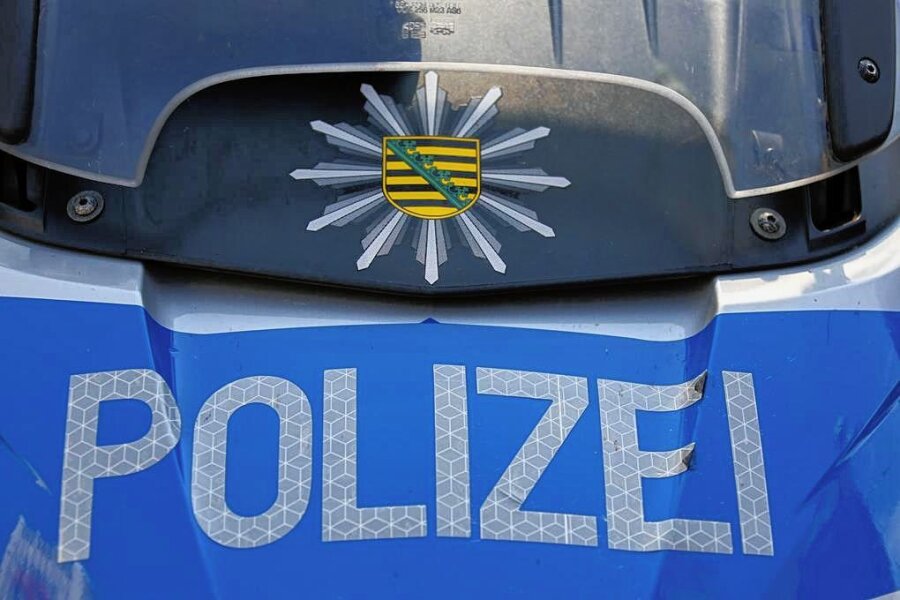 Diebe stehlen in Penig eine Baggertür - Die Polizei sucht Diebe, die in Penig eine Baggertür gestohlen haben.