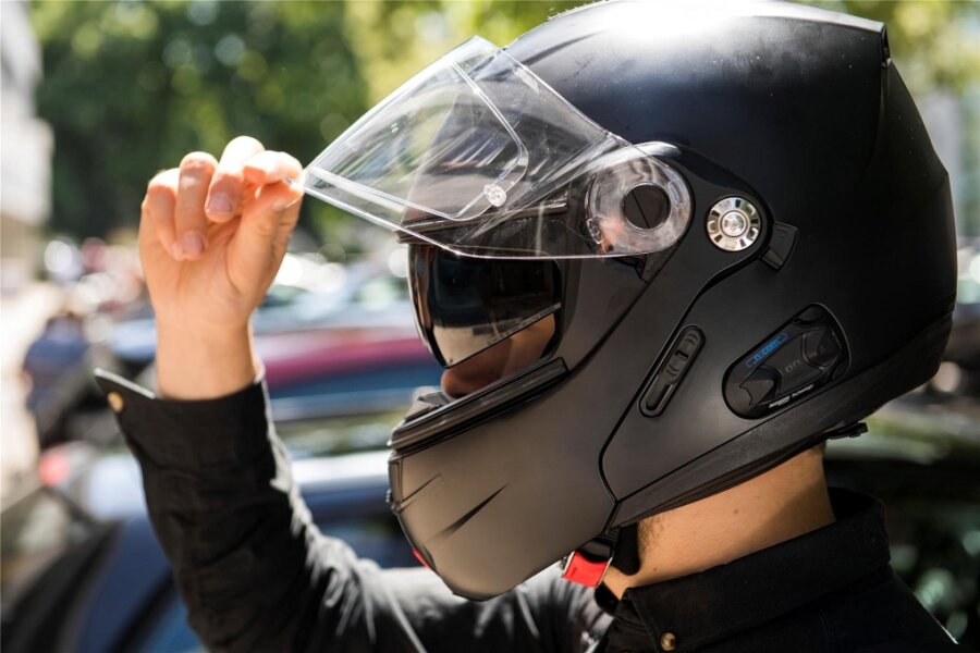 Diebstahlsversuch am Motorrad-Center Plauen: Warum ein Tatverdächtiger an den Tatort zurückkommt - Motorradhelme wollte eine Diebesbande aus einem Biker-Fachhandel stehlen (Symbolbild).