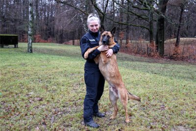 Diensthund Moby stellt mutmaßliche Einbrecher in Chemnitz - Moby mit seiner Diensthundeführerin. Das Tier hat geholfen, zwei Einbrecher auf frischer Tat zu stellen.