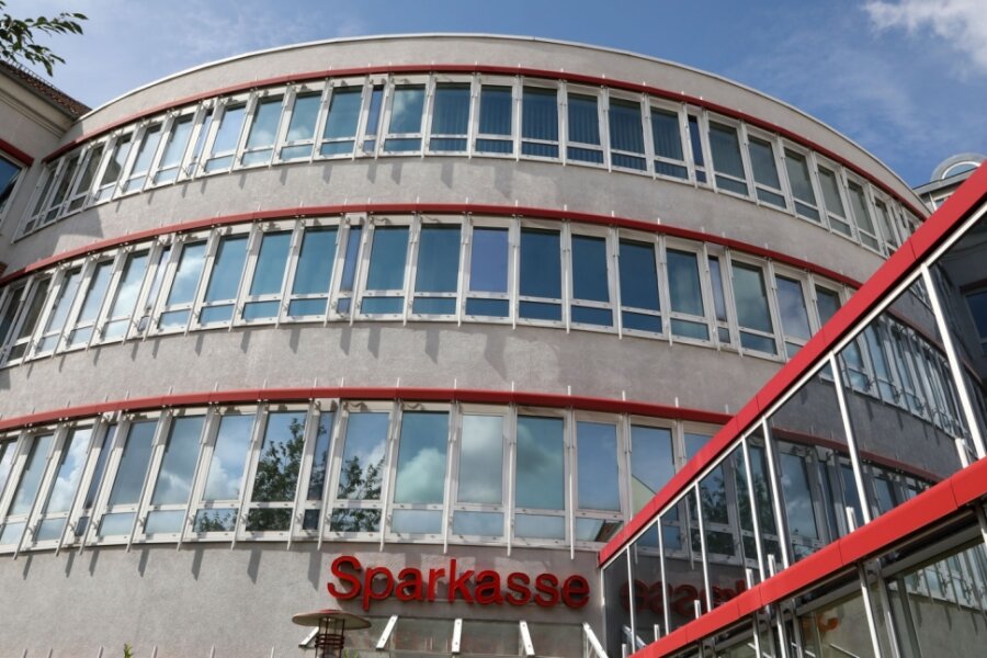 Dienstleister Procurax zieht in ehemaliges Finanzamt - Wenn nun bald wieder Leben in die einst vom Finanzamt Zwickau genutzten Büroräume im SparkassenzentrumHohenstein-Ernstthal einzieht, dürften sich auch Gastronomen und Händler freuen. 
