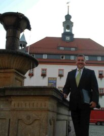 Dienstweg führt jetzt nach links - 
              <p class="artikelinhalt">Steffen Schneider (Freie Wähler) hat Freitagfrüh um 7.30 Uhr sein neues Amt als Bürgermeister von Oederan angetreten. Der 43-Jährige war zuvor 17 Jahre lang Hauptamtsleiter der Stadt. </p>
            