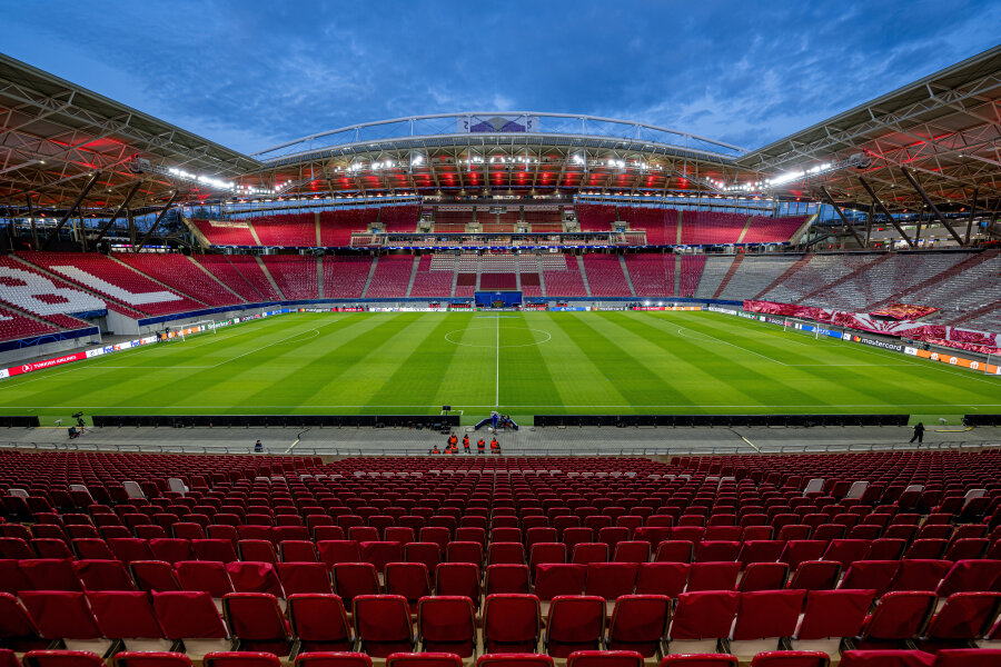Diese EM-Spiele finden 2024 in Leipzig statt - In die Red-Bull-Arena am Sportforum in Leipzig können 46.635 Zuschauer Platz nehmen.