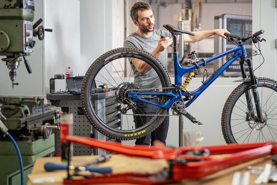 Diese Fahrräder sind Kunstwerke - Sieht nicht nur schön aus, sondern ist auch technisch fortschrittlich: Den Rahmen für sein Mountainbike fräst Simon Metzner auf einer CNC-Maschine. Die dafür benötigte Anlage hat er einst selbst mit entwickelt. Seinem Vater gehört die Firma, die diese Portalfräsanlagen herstellt. 