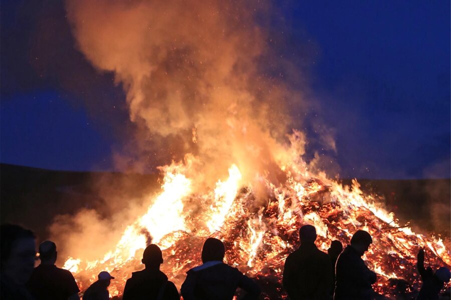 Diese Hexenfeuer werden in der Region Aue-Schwarzenberg entzündet - Im Altkreis Aue-Schwarzenberg werden am Dienstag wieder zahlreiche Hexenfeuer brennen.