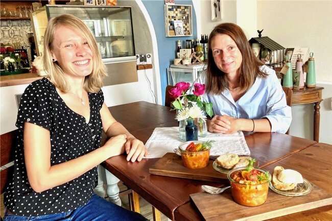 Diese jungen Chefs aus dem Erzgebirge sind preisverdächtig: Was ist ihr Erfolgsrezept? - Diana Köke-Heinzig (l.) und Katharina Reuter aus Lößnitz haben sich mit dem Café "20 Neunzehn" - das ist zugleich das Eröffnungsjahr - einen Traum erfüllt.