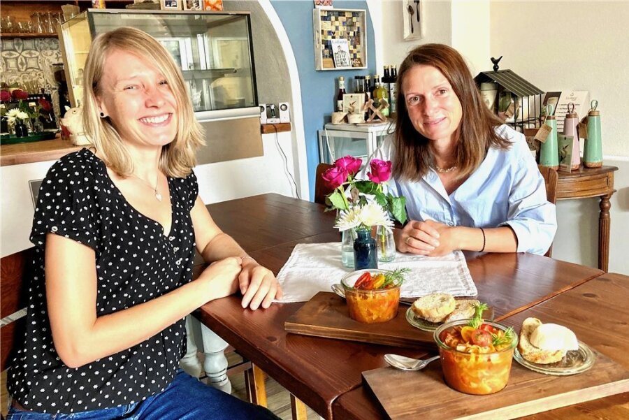 Diana Köke-Heinzig (l.) und Katharina Reuter aus Lößnitz haben sich mit dem Café "20 Neunzehn" - das ist zugleich das Eröffnungsjahr - einen Traum erfüllt.