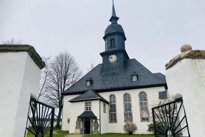 Diese Kirche im Erzgebirge ist ab sofort täglich geöffnet – aber warum? - Die Hormersdorfer Kirche trägt ab sofort das Signet „Verlässlich geöffnete Kirche“.