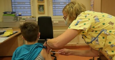 Diese Kliniken impfen auch Kinder - Am Helios-Klinikum in Aue hat es bereits eine Impfaktion für Kinder im Alter ab fünf Jahren gegeben. Nun will auch die Helios-Klinik in Leisnig ein eigenes Impfzentrum einrichten. 