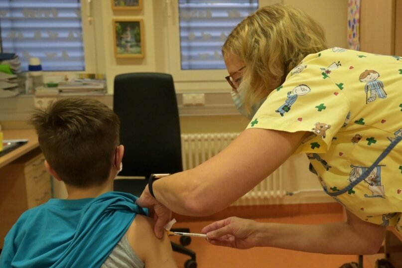 Diese Kliniken impfen auch Kinder - Am Helios-Klinikum in Aue hat es bereits eine Impfaktion für Kinder im Alter ab fünf Jahren gegeben. Nun will auch die Helios-Klinik in Leisnig ein eigenes Impfzentrum einrichten. 