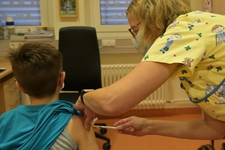 Am Helios-Klinikum in Aue hat es bereits am 18. Dezember eine Impfaktion für Kinder im Alter ab fünf Jahren gegeben. Nun will auch die Helios-Klinik in Leisnig ein eigenes Impfzentrum einrichten. Ob dort ab Januar auch Kinder geimpft werden können, ist noch unklar. 