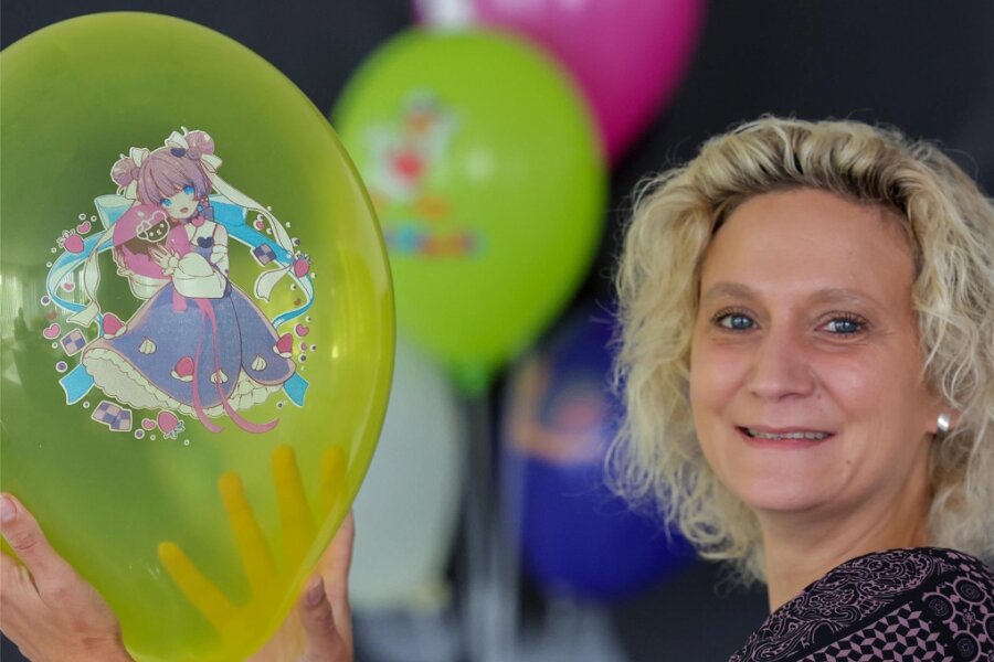 Diese knallbunten Luftballons werden in Glauchau produziert - Sabrina Stricker, Mitarbeiterin bei Sachsenballon in Glauchau, zeigt einen aufwendig bedruckten Luftballon.