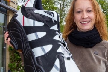 Diese neuen Coronaregeln gelten ab Montag im Vogtland - Anja Pohlink, Geschäftsführerin des Plauener Schuhhauses Kreher, bietet Schuhe in großen Größen an - ab heute wieder ohne vorherige Terminanmeldung. 